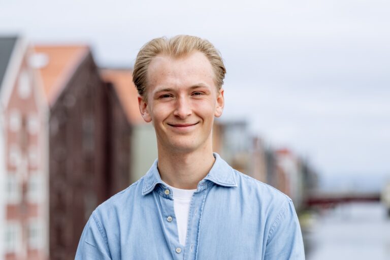 Axel Waldemar Øverlie, Vertsverket